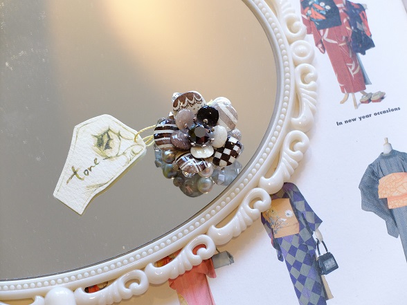 KIMONO姫15チープシック編 掲載商品【tone】帯留め（コラージュ・モノトーン）