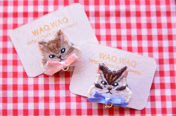  【WAQ,WAQ】よくばりシマリスのブローチ　ピンク・ブルー