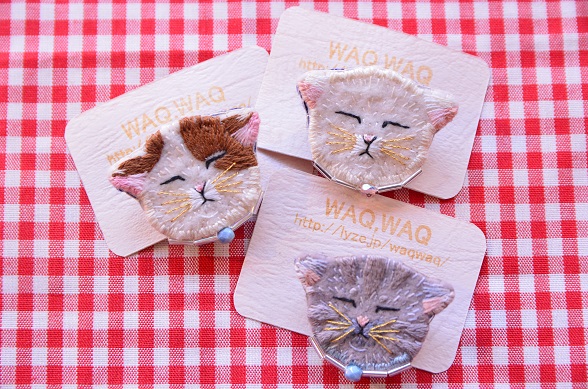  【WAQ,WAQ】うたたね猫のブローチ　ブラウンホワイト・ホワイト・グレー