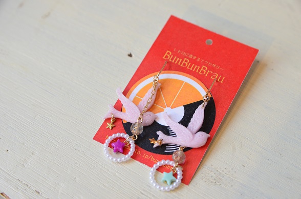  【BunBunBrau】星と旅するツバメピアス（ピンク）