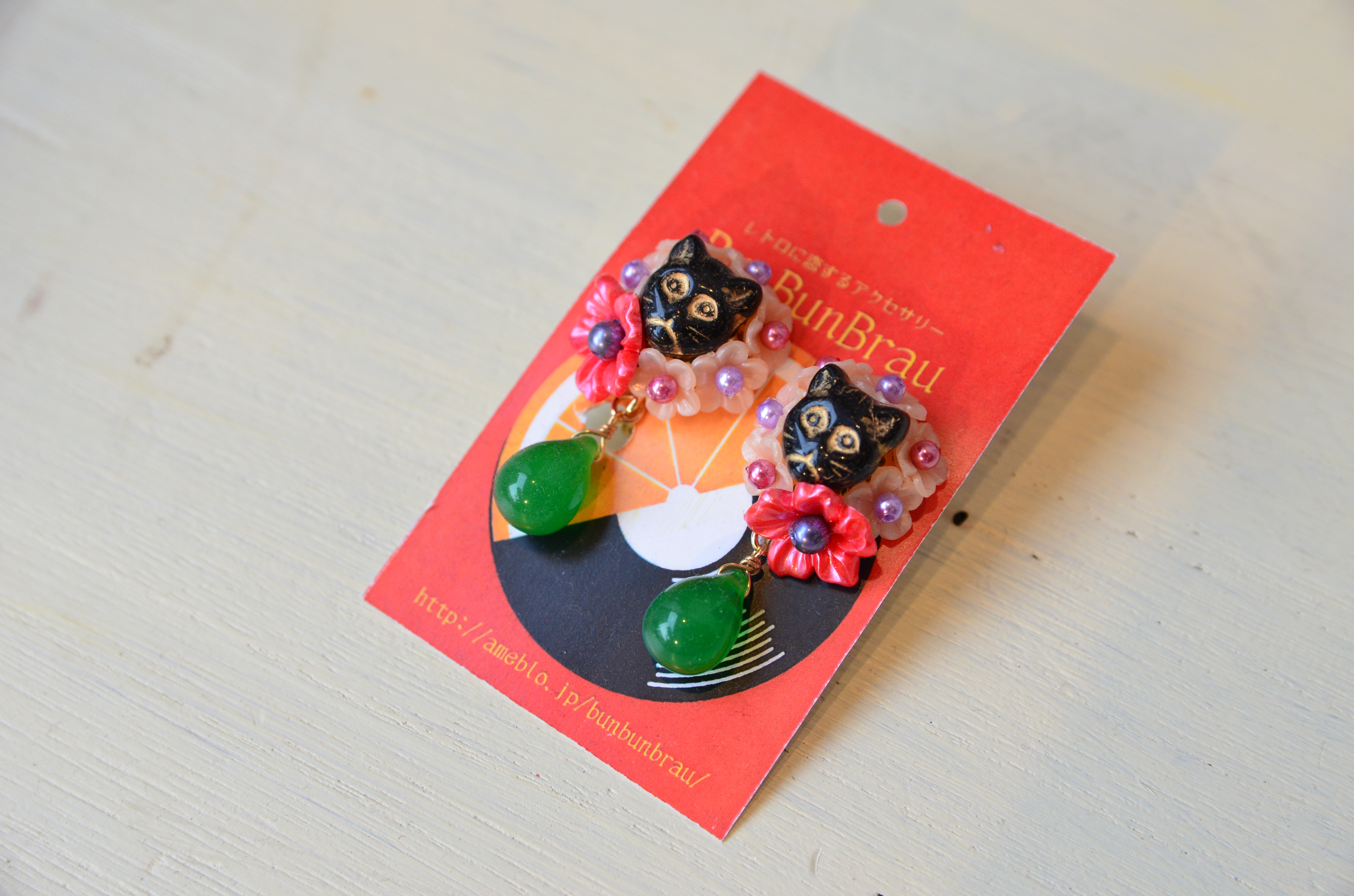  【BunBunBrau】エリザベスカラーのネコイヤリング（ブラック）