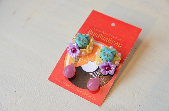  【BunBunBrau】エリザベスカラーのネコイヤリング（グリーンターコイズ）