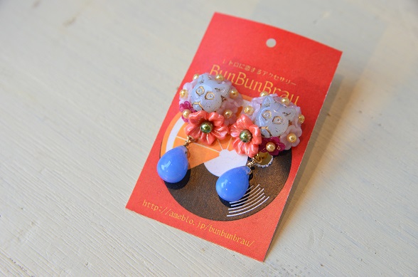  【BunBunBrau】エリザベスカラーのネコイヤリング（ホワイト）