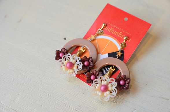 【BunBunBrau】花畑フープとおすわりウサギイヤリング・ピアス