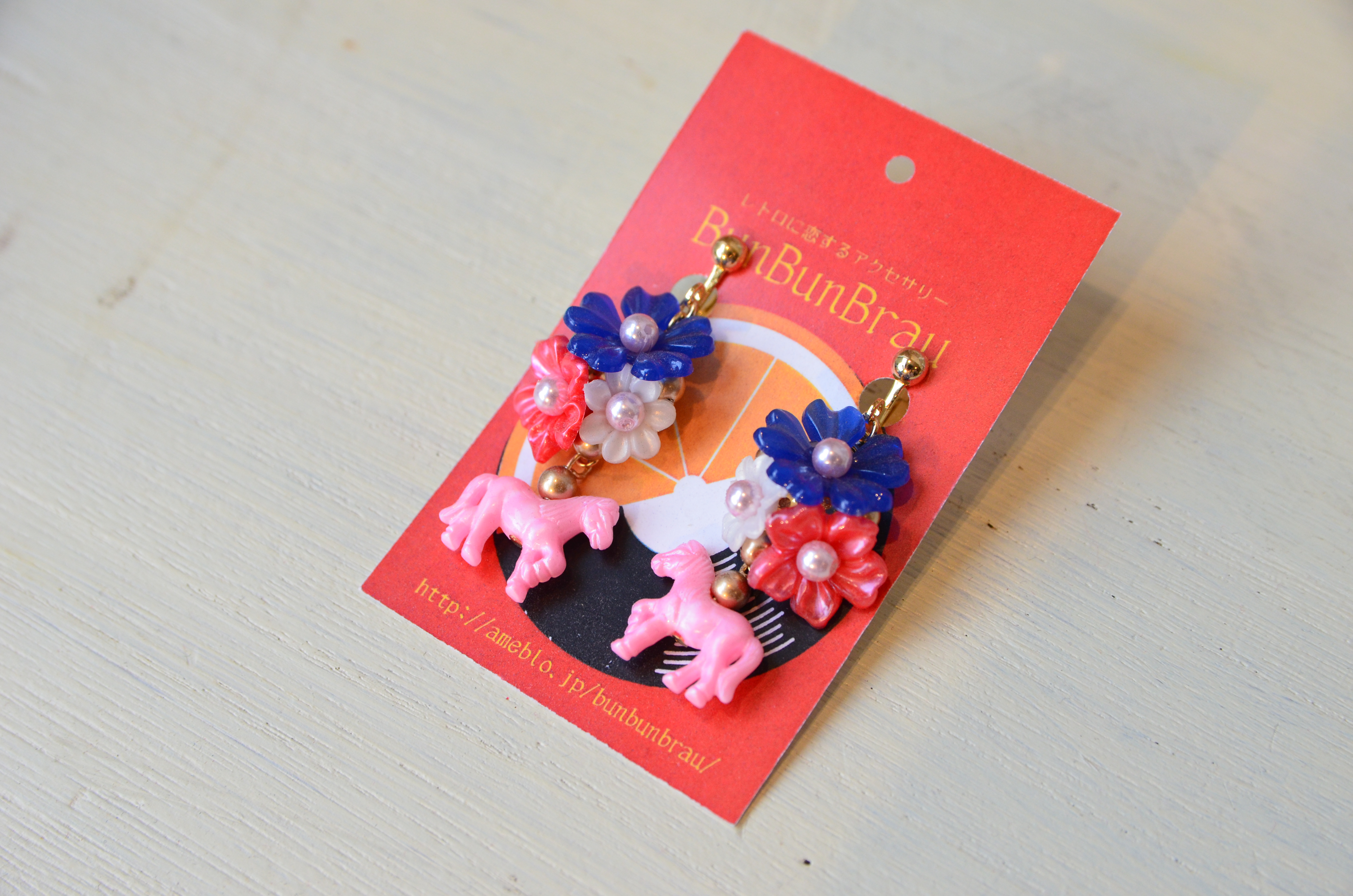  【BunBunBrau】レトロブーケとポニーイヤリング（パールピンク）