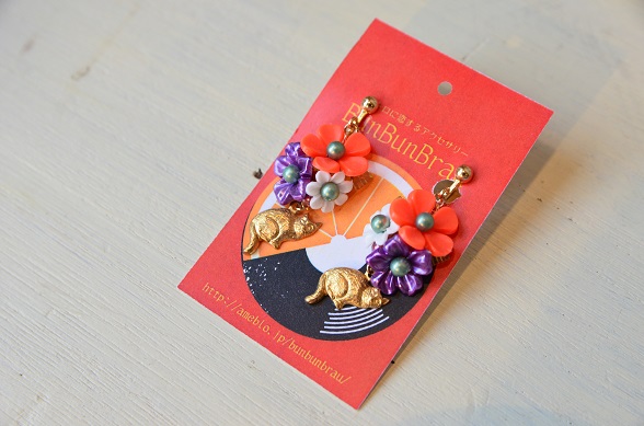  【BunBunBrau】レトロブーケとおすわりネコイヤリング（ネオンオレンジ）