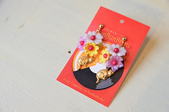  【BunBunBrau】レトロブーケとおすわりネコイヤリング（ホワイト）