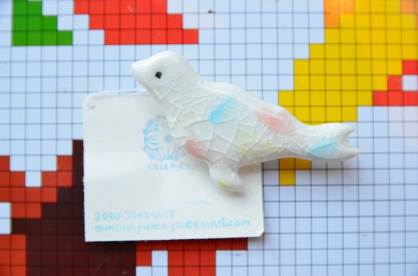 【はにかむ】アザラシ帯留