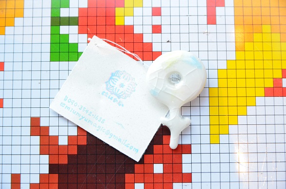 【はにかむ】花帯留