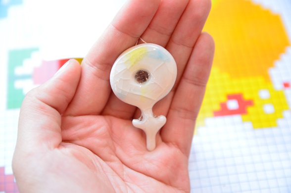 【はにかむ】花帯留