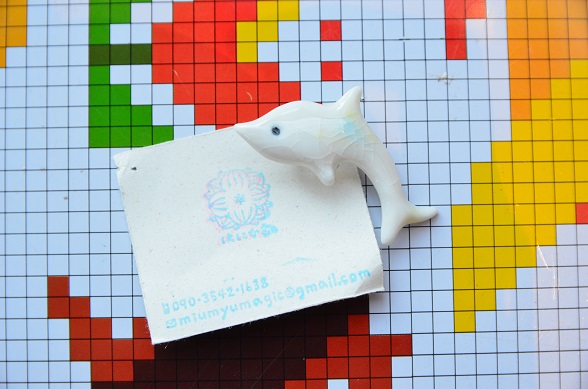 【はにかむ】イルカ帯留A