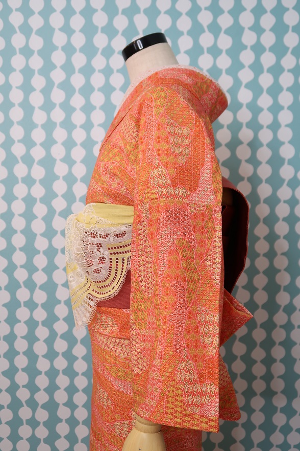 ふんわりピンクオレンジの幾何学柄ウール単衣きもの【身丈148.5cm】