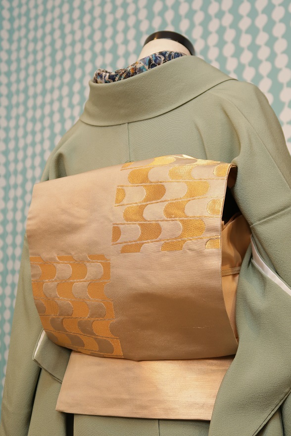 ゴールドの幾何学柄九寸名古屋帯【全長349.5cm】 