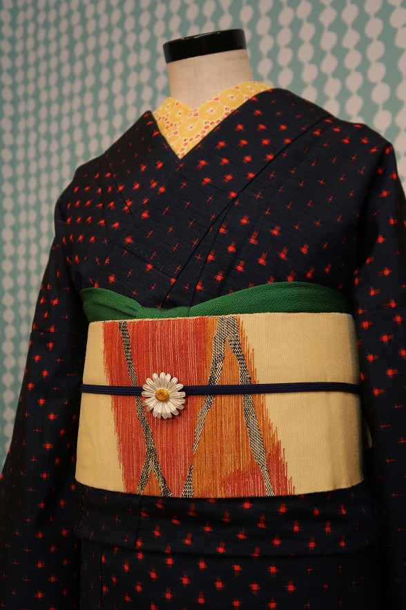 紺地にマリンレッドの絣柄紬きもの【身丈153×裄丈66】