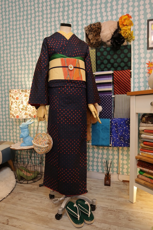 紺地にマリンレッドの絣柄紬きもの【身丈153×裄丈66】