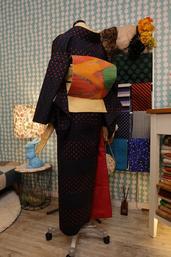 紺地にマリンレッドの絣柄紬きもの【身丈153×裄丈66】