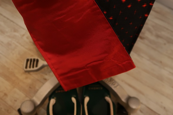 紺地にマリンレッドの絣柄紬きもの【身丈153×裄丈66】