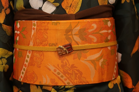 ゆらぎオレンジの花唐草模様九寸名古屋帯【全長358.5cm】 