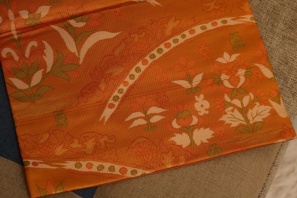 ゆらぎオレンジの花唐草模様九寸名古屋帯【全長358.5cm】 